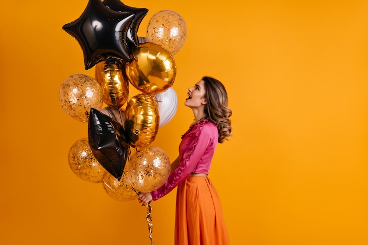 Foto gratuito debonair mujer mirando globos de fiesta