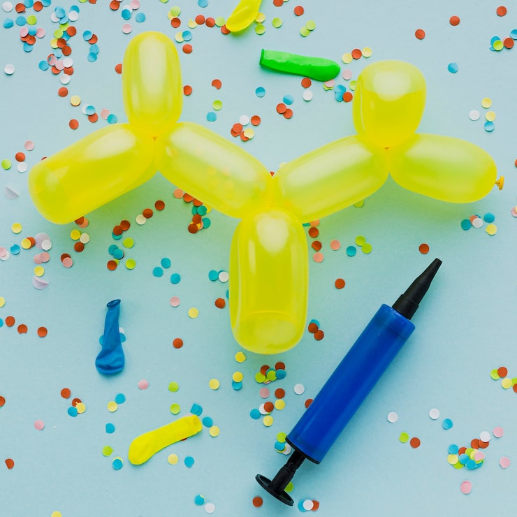 Photo Gratis dekorasi tampilan atas dengan balon kuning
