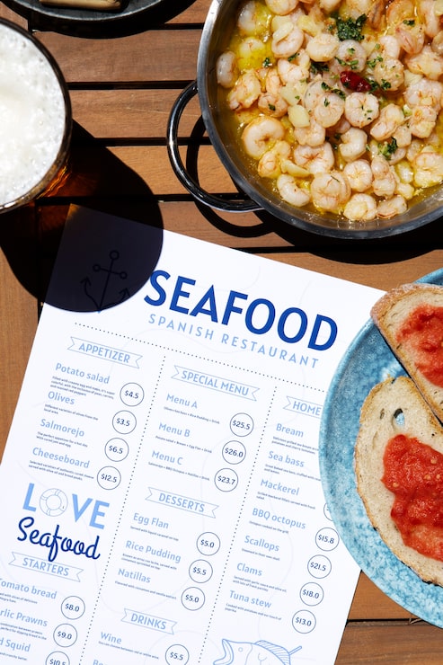 Foto gratuito deliciosos mariscos en la mesa plana