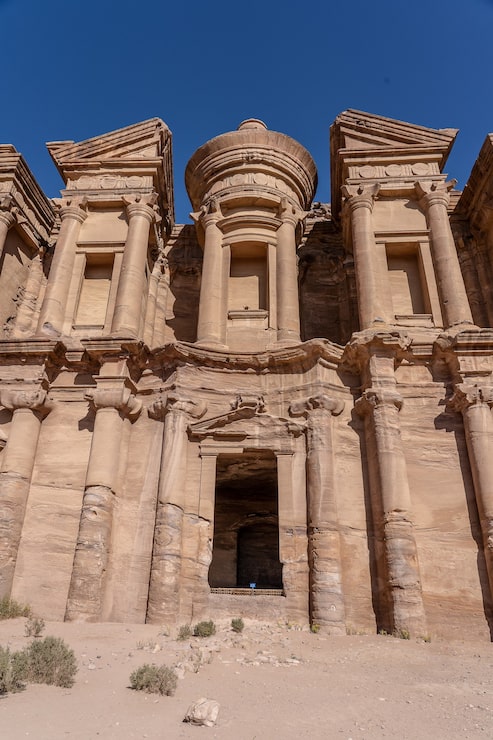 Foto gratuito disparo de ángulo bajo de la petra uum en jordania durante el día