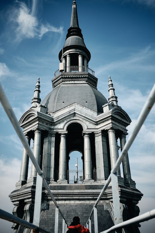 Foto gratuito disparo de ángulo bajo vertical de un edificio con un campanario en roubaix, francia