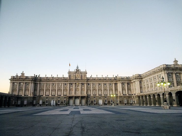 Foto gratuito disparo de gran angular de west park en madrid, españa durante el día