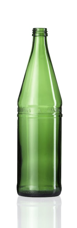 Foto gratuito disparo vertical de una botella de vidrio vacía aislada