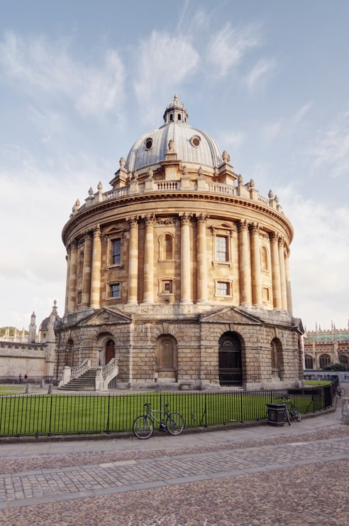 Foto gratuito disparo vertical de la cámara radcliffe en oxford, inglaterra