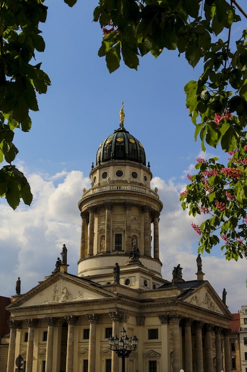Foto gratuito disparo vertical de la hermosa deutscher dom en berlín, alemania durante el día