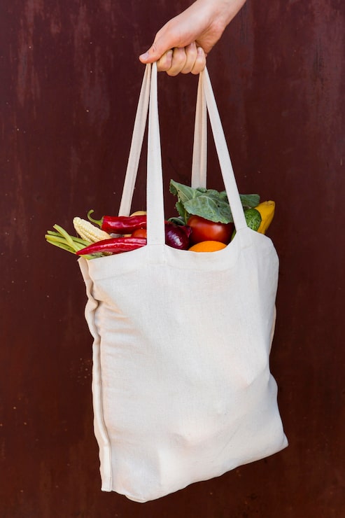 Foto gratuito disposición de la vista frontal de verduras en bolsa