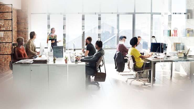 Foto gratuito diversas personas que trabajan en la oficina
