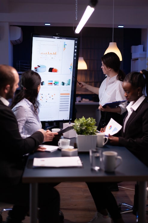 Foto gratuito diverso trabajo en equipo de negocios multiétnicos exceso de trabajo en la sala de reuniones de la oficina analizando gráficos financieros