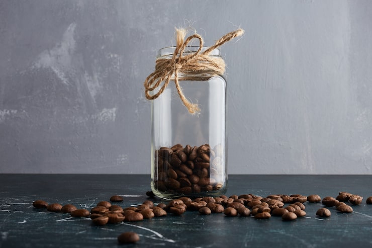 Foto gratuito dore los granos de café en un frasco de vidrio.