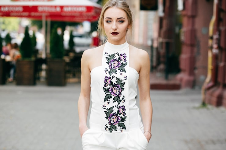 Foto gratuito elegante, mujer de negocios, caminando, posar