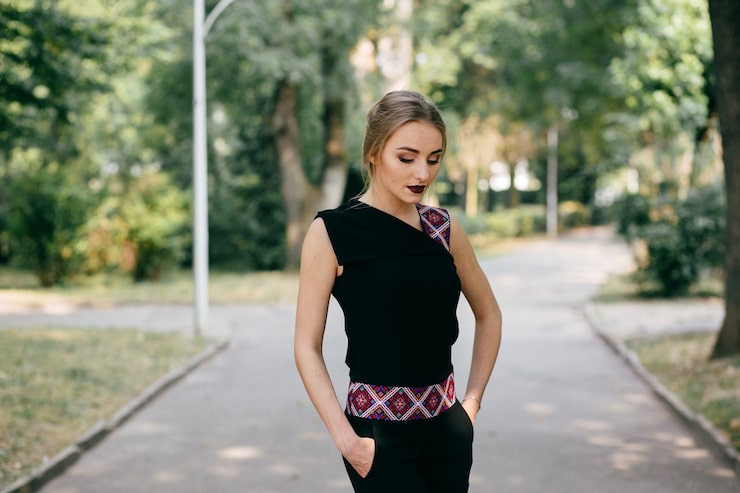 Foto gratuito elegante, mujer de negocios, caminando, posar