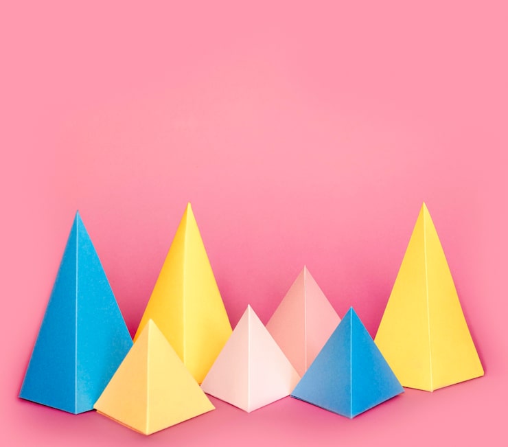 Foto gratuito elementos de papel geométricos en escritorio