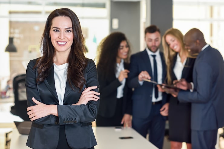 Foto gratuito empresaria líder en la oficina moderna con workpeople empresarios