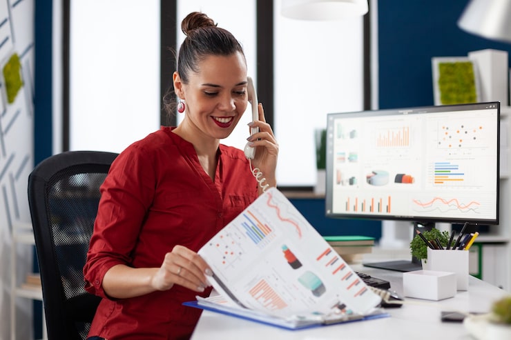 Foto gratuito la empresaria en la oficina de la empresa control de estadísticas financieras