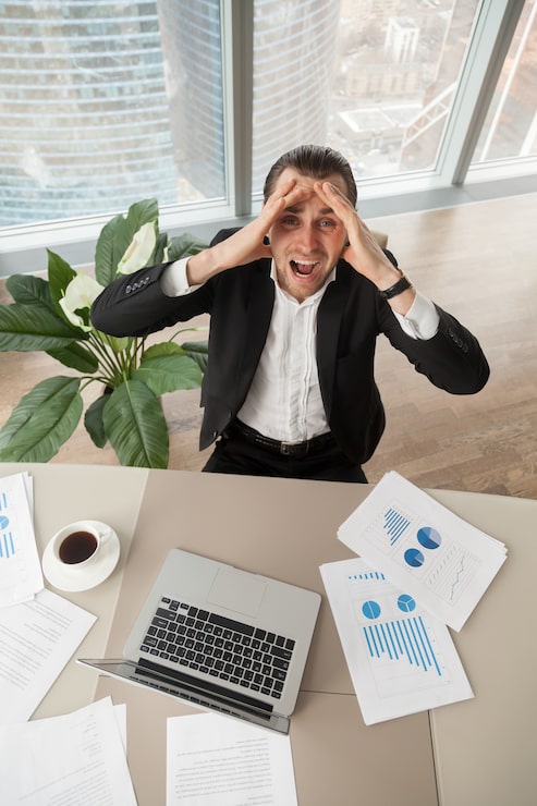 Foto gratuito empresario angustiado en el trabajo mirando hacia arriba