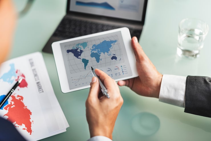 Foto gratuito empresarios trabajando en proyecto de datos.