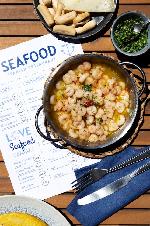 Foto gratuito endecha plana sabrosos mariscos en la mesa