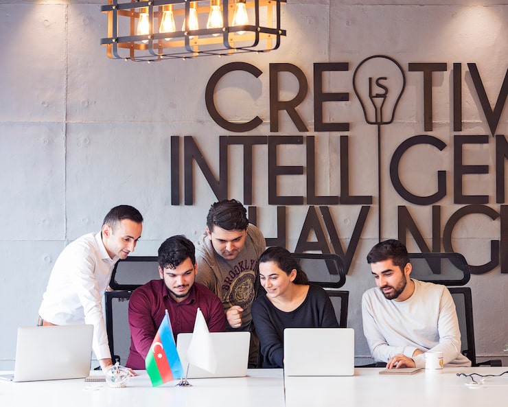 Foto gratuito un equipo de diseñadores creativos trabajando en un proyecto.