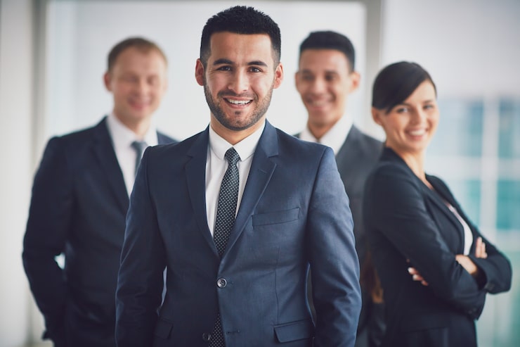 Foto gratuito equipo de negocios confiado con el líder