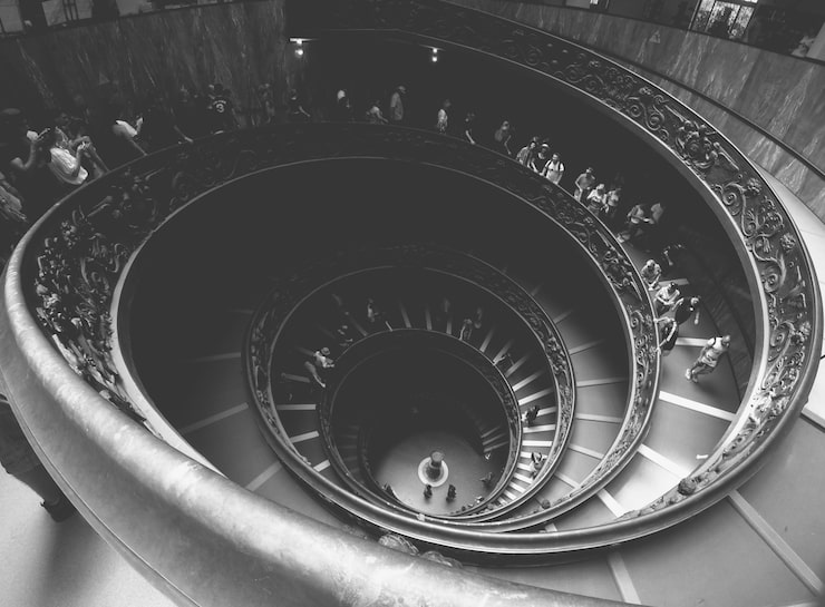 Foto gratuito escalera de caracol con gente