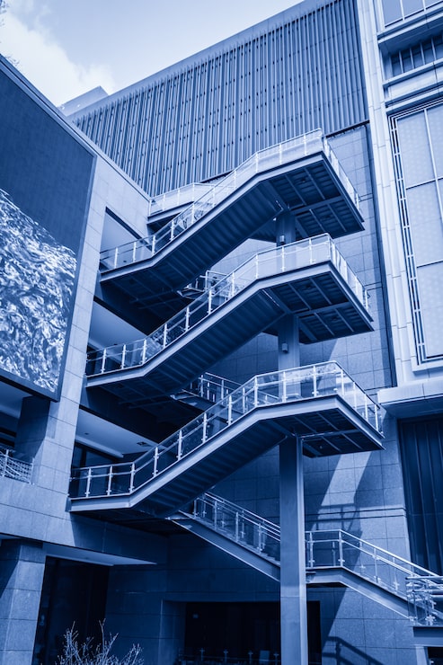 Foto gratuito escaleras de emergencia