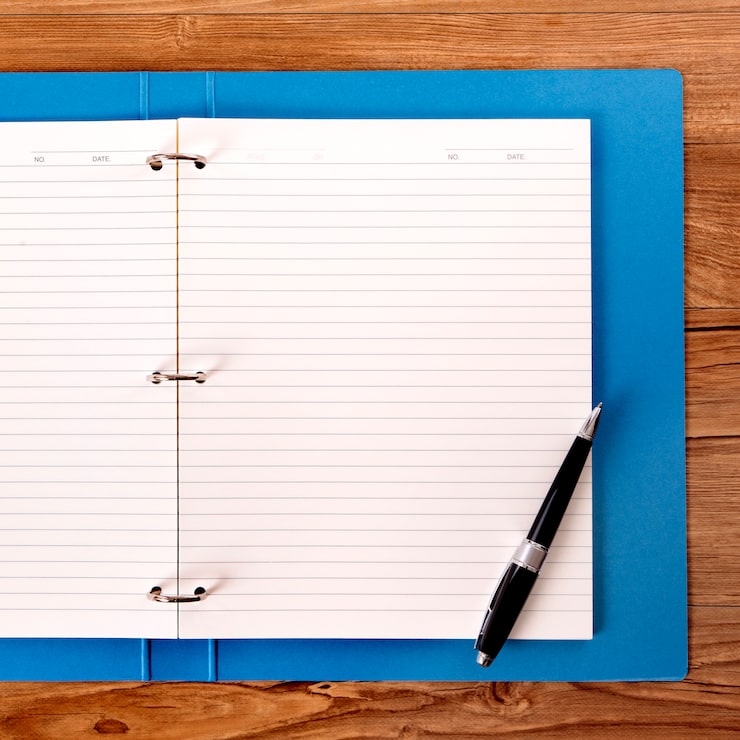 Foto gratuito escritorio del alumno con carpeta de proyecto azul