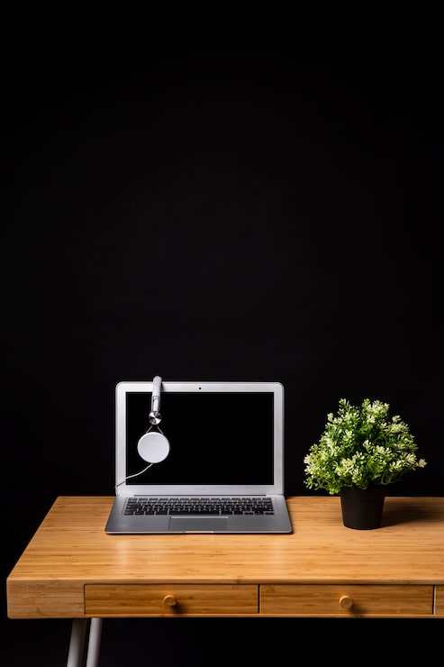 Foto gratuito escritorio de madera con laptop y auriculares.