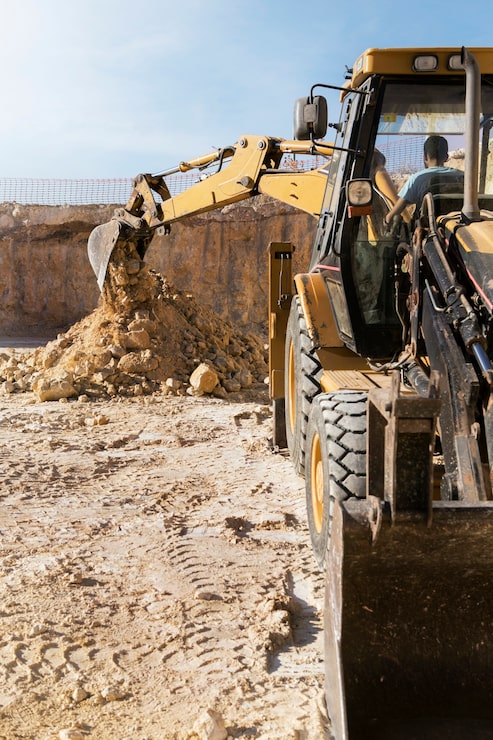 Foto gratuito excavadora pesada para excavar con luz diurna