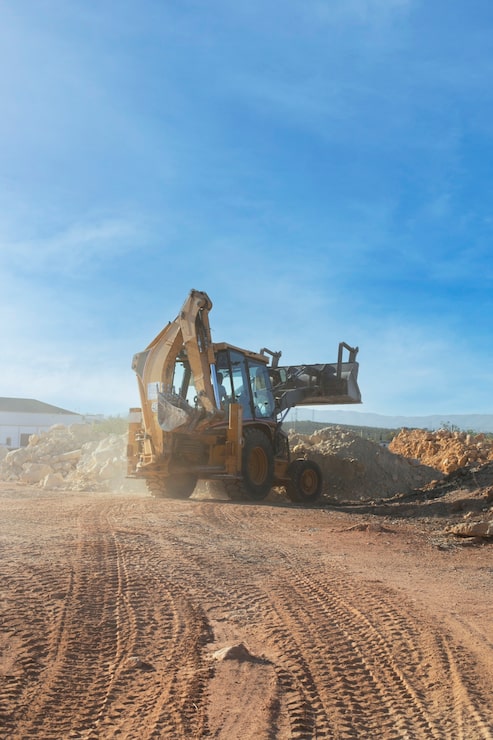 Foto gratuito excavadora pesada para excavar con luz diurna
