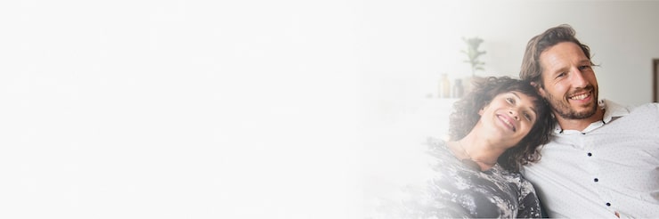 Foto gratuito feliz pareja embarazada apoyándose el uno en el otro en el banner de espacio en blanco de la sala de estar
