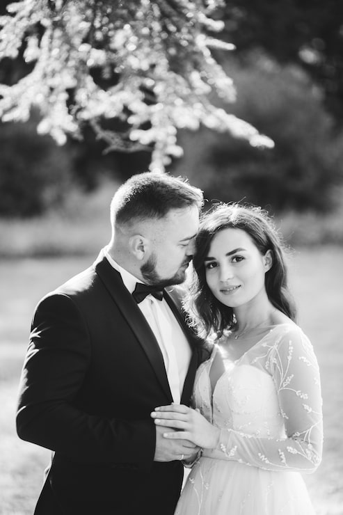 Foto gratuito feliz pareja de novios en el lago de como, italia