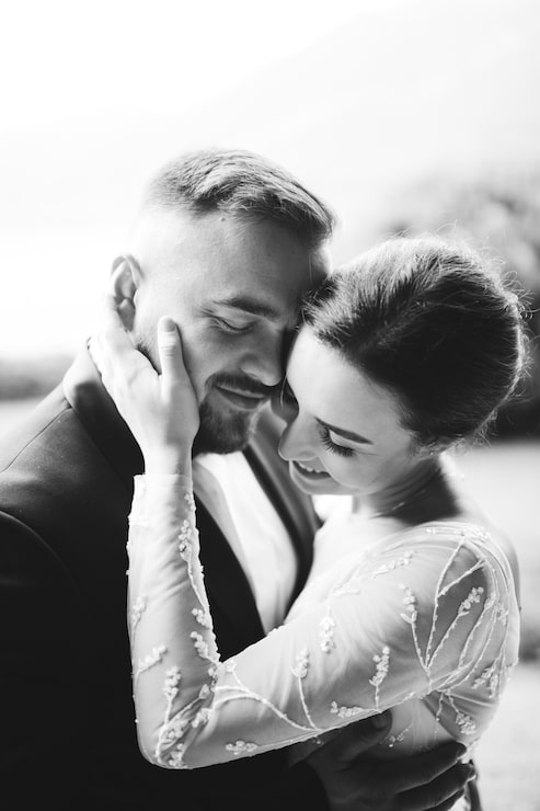 Foto gratuito feliz pareja de novios en el lago de como, italia