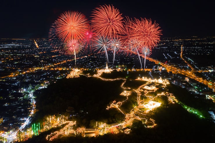 Photo Gratis festival kembang api phra nakorn kiri di malam hari di phetchaburi, thailand