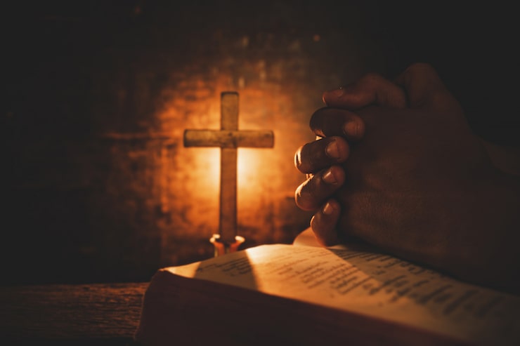 Foto gratuito foto de época de la mano con la biblia orando.