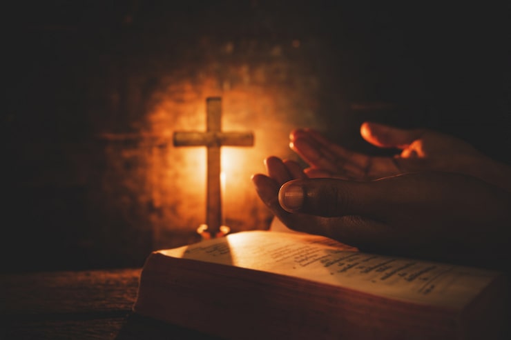 Foto gratuito foto de época de la mano con la biblia orando.