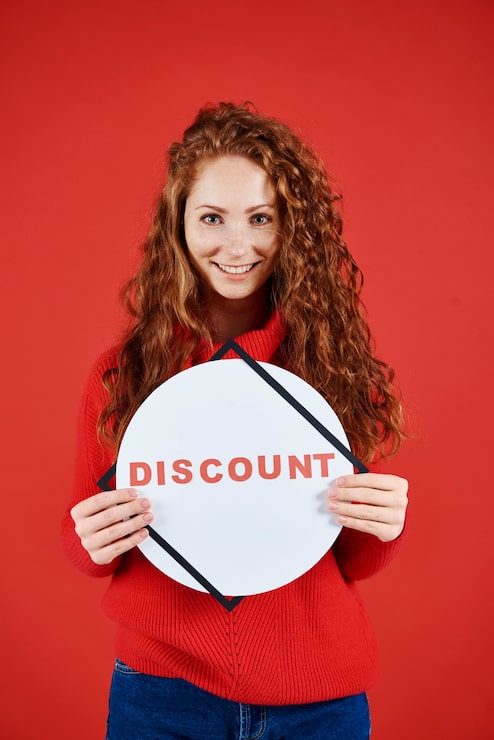 Foto gratuito foto de mujer sonriente mostrando banner de venta de invierno
