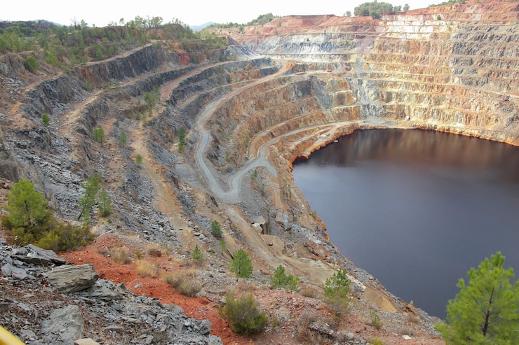 Foto gratuito fotografía de alto ángulo de un lago en una cantera