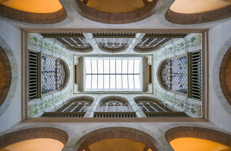 Foto gratuito fotografía de bajo ángulo del interior de un antiguo edificio con paredes y cúpulas geométricas