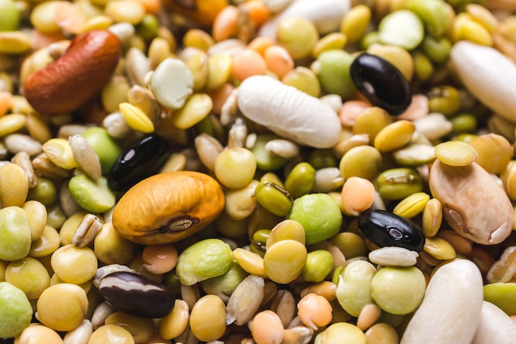 Foto gratuito frijoles crudos mixtos