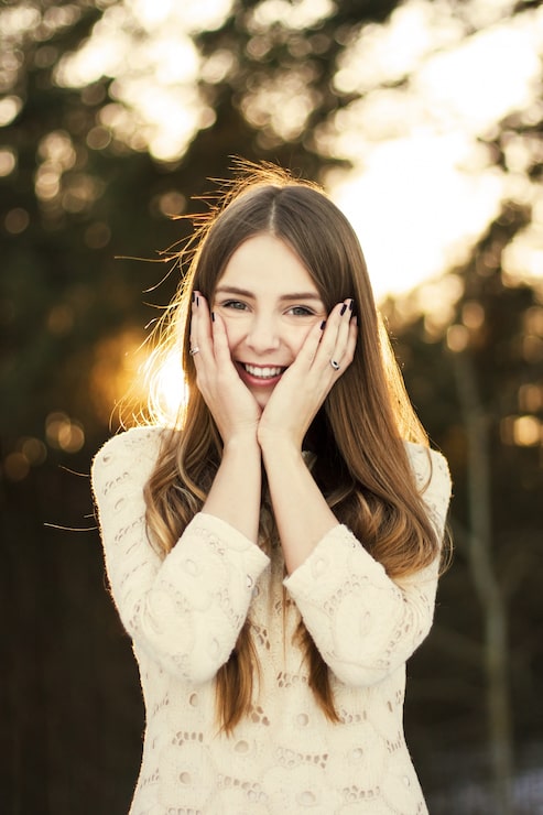 Photo Gratis gadis bersemangat dengan tangan di wajah