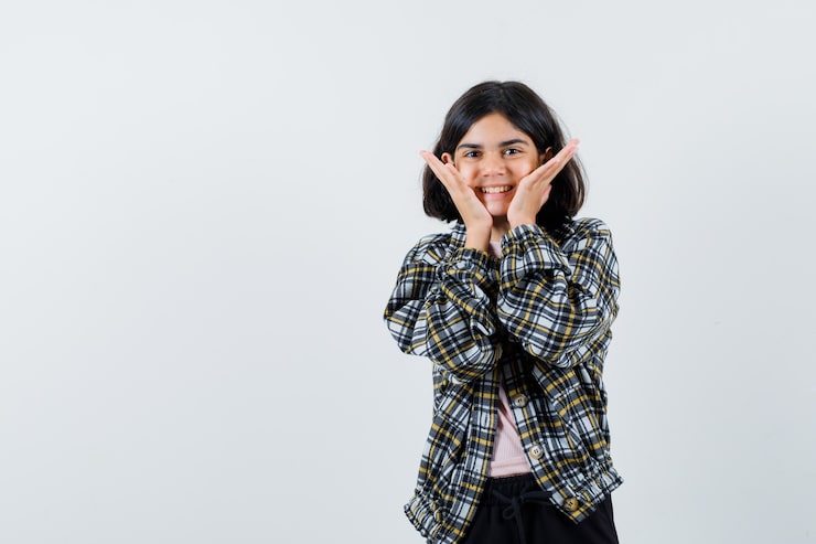 Photo Gratis gadis muda ekspresif berpose