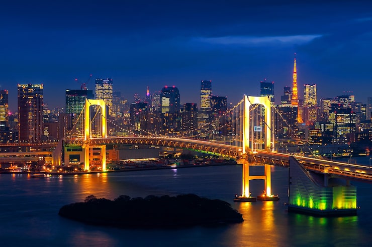 Photo Gratis garis langit tokyo dengan jembatan pelangi dan menara tokyo. tokyo, jepang.
