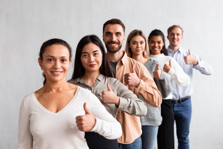 Foto gratuito gente sonriente dando pulgar hacia arriba en una sesión de terapia de grupo