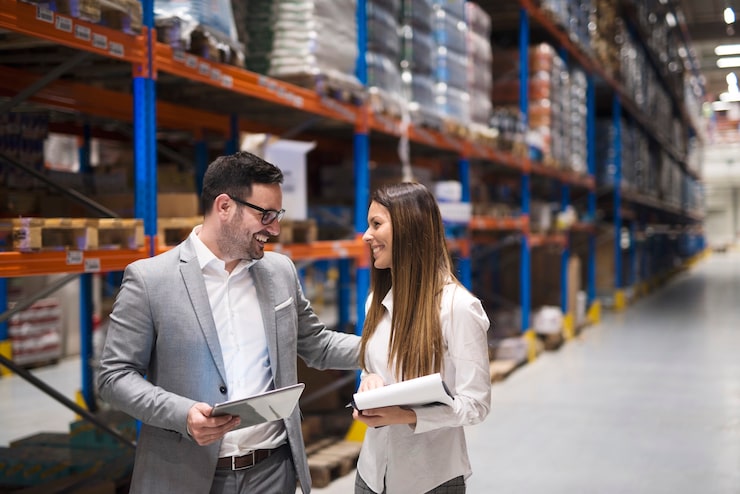 Foto gratuito gerentes de almacenes que visitan grandes almacenes y comprueban la distribución