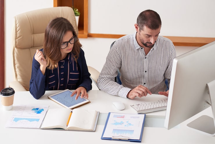 Foto gratuito gerentes financieros que trabajan en el informe