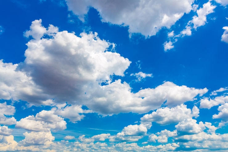 Foto gratuito un gran cielo azul con nubes