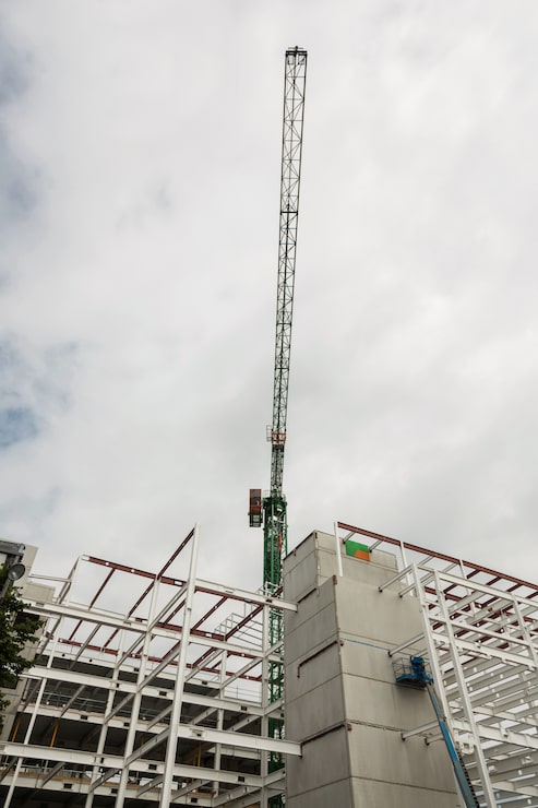 Foto gratuito grúa en el sitio de construcción