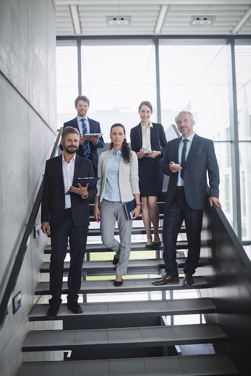Foto gratuito grupo de empresarios confiados en office