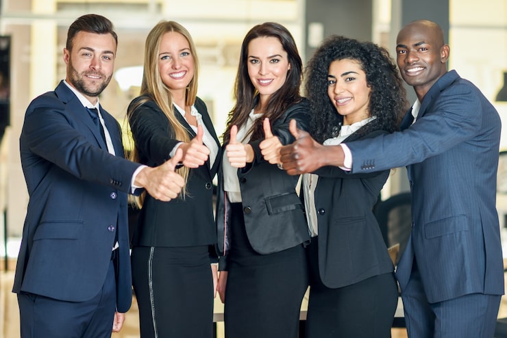 Foto gratuito grupo de empresarios con pulgares arriba gesto en la oficina moderna. multiétnica personas trabajando juntos. concepto de trabajo en equipo.
