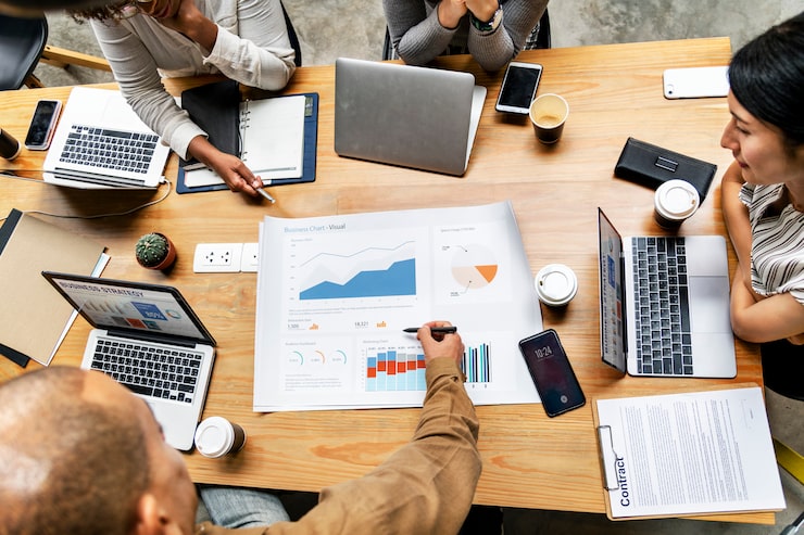 Foto gratuito grupo de personas diversas que tienen una reunión de negocios